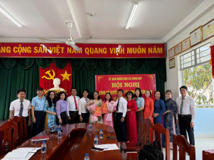 XÃ SÔNG RAY BAN HÀNH QUYẾT ĐỊNH BỔ NHIỆM, BỔ NHIỆM LẠI VIÊN CHỨC LÃNH ĐẠO CÁC TRƯỜNG HỌC TRÊN ĐỊA BÀN