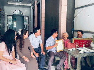 XÃ SÔNG RAY THĂM, CHÚC THỌ CÁC CỤ TRÒN 100 TUỔI TRÊN ĐỊA BÀN XÃ