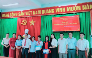 CHI BỘ VĂN PHÒNG ĐẢNG ỦY XÃ SÔNG RAY TRAO TẶNG “HỌC BỔNG 18 THÁNG 10” - CHẮP CÁNH ƯỚC MƠ CHO HỌC SINH CÓ HOÀN CẢNH KHÓ KHĂN TRÊN ĐỊA BÀN”