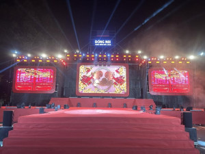 Ảnh: Sân khấu tại Quảng trường 23/3 đang hoàn thiện