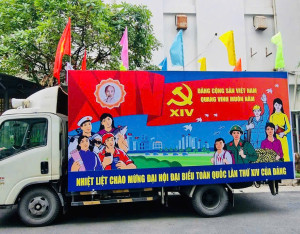 Xe lưu động tuyên truyền Đại hội (Ảnh Hồng Đỗ)