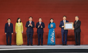 Đồng chí Tổng Bí thư, Chủ tịch nước Tô Lâm trao Huân chương Lao động hạng Nhất cho Đảng bộ, chính quyền và nhân dân thành phố Đồng Nai
