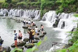 Khách vui chơi tại KDL Suối Mơ