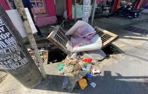 Tình trạng rác thải vứt bừa bãi gây tắc nghẽn các hố ga, cửa thu nước là mọt trong những nguyên nhân gây ngập khi mưa lớn tại thành phố Biên Hoà