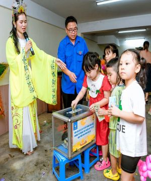 Thiếu nhi, con em Cán bộ, công chức, viên chức Sở Xây dựng hưởng hứng lời kêu gọi “Thiếu nhi chung sức, đồng lòng cùng cả nước khắc phục hậu quả thiên tai”.