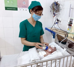 Cứu sống trẻ thủng ruột thừa sau sinh hiếm gặp