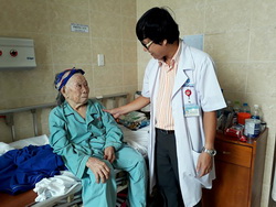 Cứu sống cụ bà 101 tuổi bị đột quỵ nặng