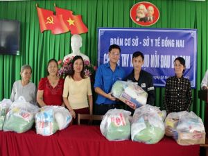 Đoàn cơ sở Sở Y tế tặng quà cho nạn nhân chất độc da cam