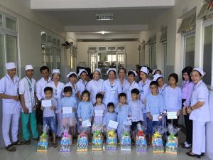 Tặng 110 phần quà Trung thu cho trẻ nhiễm HIV