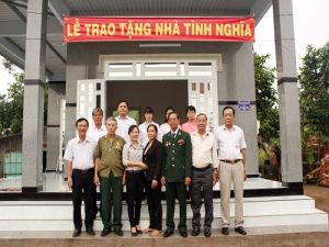 Trao tặng nhà tình nghĩa cho gia đình chính sách