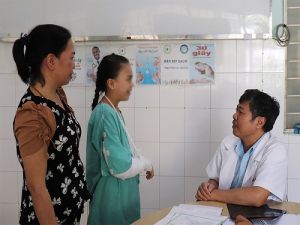 Nội soi lấy bàn chải đánh răng ra khỏi dạ dày bé gái 13 tuổi