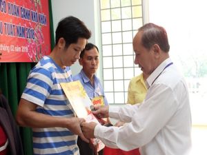 Tặng 87 phần quà cho các đoàn viên có hoàn cảnh khó khăn