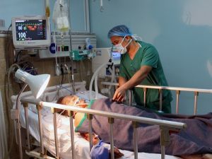 Cứu sống 2 mẹ con bị đâm nguy kịch nhờ báo động đỏ bệnh viện