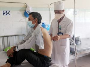 Vất vả nghề bác sĩ chống lao