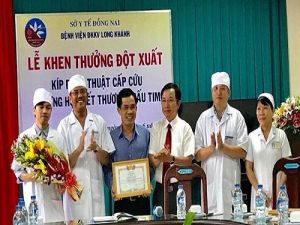 Khen thưởng đột xuất kíp mổ Bệnh viện ĐKKV Long Khánh