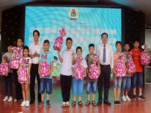 Gần 300 em thiếu nhi tham gia "Ngày hội tuổi thơ"