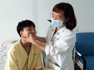 Gắp vật liệu trám răng rơi vào xoang hàm cho bệnh nhân