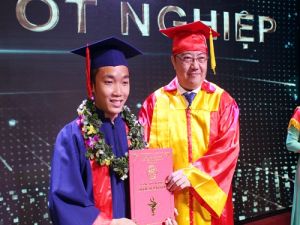 Trao bằng tốt nghiệp cho 400 tân cử nhân dược sĩ khóa đầu tiên