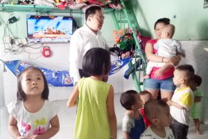 Đến tận khu nhà trọ, nhà giữ trẻ để tiêm vaccine phòng sởi cho trẻ