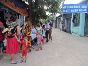 Tiêm vét vắc xin sởi lưu động cho trẻ tại huyện Nhơn Trạch