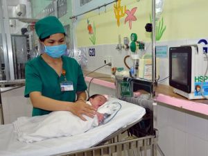 Điều trị cho 2 trẻ sơ sinh mắc các dị tật hiếm gặp