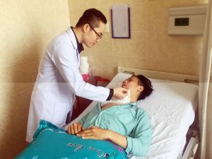 Gắp dị vật nằm sâu trong cổ bệnh nhân