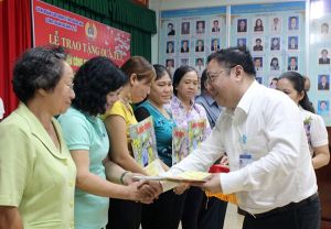 Tặng 80 phần quà cho đoàn viên công đoàn có hoàn cảnh khó khăn