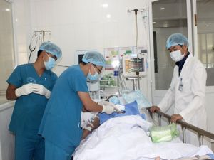 Khoán việc để thu hút và giữ chân bác sĩ