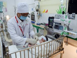 Phẫu thuật cứu bé sơ sinh bị dị tật hở thành bụng