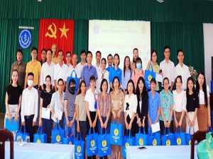 Trao quà Tết cho đoàn viên công đoàn, bệnh nhân có hoàn cảnh khó khăn