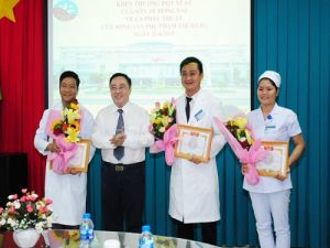 Khen thưởng đột xuất ê kíp cứu sống mẹ con sản phụ vỡ tử cung, suy tim thai