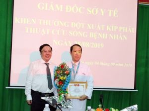 Khen thưởng đột xuất ê kíp phẫu thuật cứu sống bệnh nhân đa chấn thương nặng