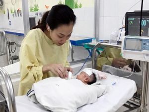 Phẫu phẫu cứu sống bé gái sinh non bị dị tật tắc tá tràng bẩm sinh