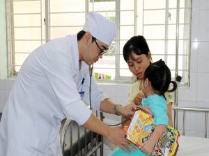 Gắp đồng xu trong dạ dày cho bệnh nhi