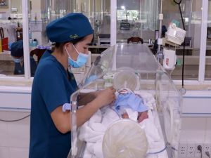 Những điều dưỡng tận tâm chăm sóc bệnh nhi