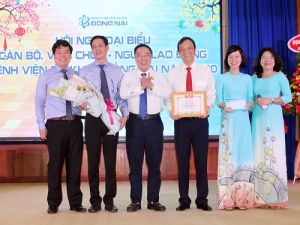 Khen thưởng bệnh viện đầu tiên trong tỉnh triển khai thẻ khám bệnh thông minh