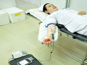 Y, bác sĩ hiến máu cứu người
