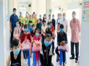 Tặng quà cho 149 trẻ bị ảnh hưởng bởi HIV/AIDS