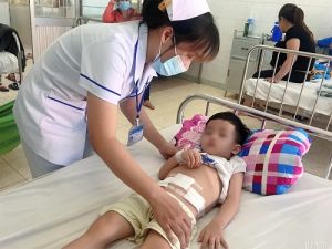 Phẫu thuật kịp thời cho bé trai 3 tuổi bị xương cá đâm thủng manh tràng