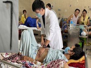 Gắp thành công cây đinh dài khoảng 15cm trong dạ dày bệnh nhân