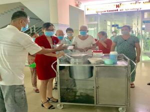 Nồi cháo tình thương ấm lòng người bệnh