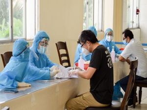 Tiêm vắc xin phòng COVID-19 cho hơn 1.800 chuyên gia Trung Quốc