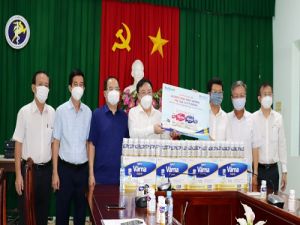 Tiếp nhận 40 ngàn chai sữa hỗ trợ y bác sỹ và bệnh nhân COVID-19 trị giá 1,3 tỷ đồng