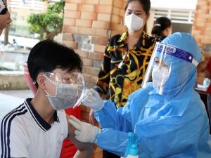 Tiếp tục tiêm vắc xin phòng COVID-19 đợt 3 cho trẻ từ 12-17 tuổi