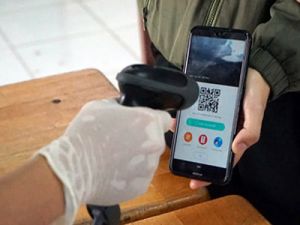 Quét mã QR trên ứng dụng PC-Covid để lấy mẫu và trả kết quả xét nghiệm