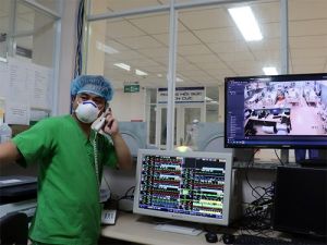 Những điều dưỡng lặng thầm chăm sóc bệnh nhân COVID-19