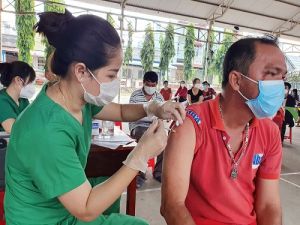 Khẩn trương tiêm vắc xin COVID-19 mũi 3 cho những người nguy cơ cao và lực lượng công nhân