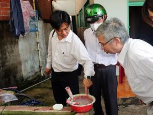 Phát hiện nhiều vật dụng chứa nước có lăng quăng tại các hộ gia đình