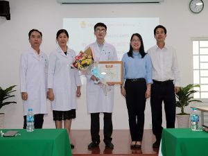 Khen thưởng bác sĩ kịp thời cấp cứu thai phụ nguy kịch trên xe buýt