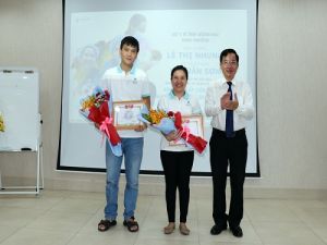 Sở Y tế khen thưởng 2 nhân viên y tế kịp thời cứu sống bé sơ sinh đẻ rớt trong nhà vệ sinh